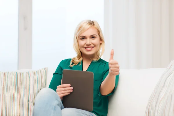 Uśmiechnięta kobieta z komputera typu tablet w domu — Zdjęcie stockowe