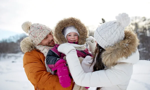 Família feliz com criança em roupas de inverno ao ar livre — Fotografia de Stock