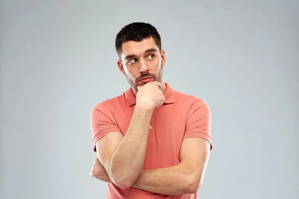 Homme réfléchissant sur fond gris — Photo