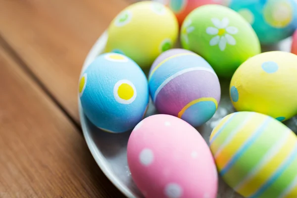 Gros plan des oeufs de Pâques colorés sur la plaque — Photo