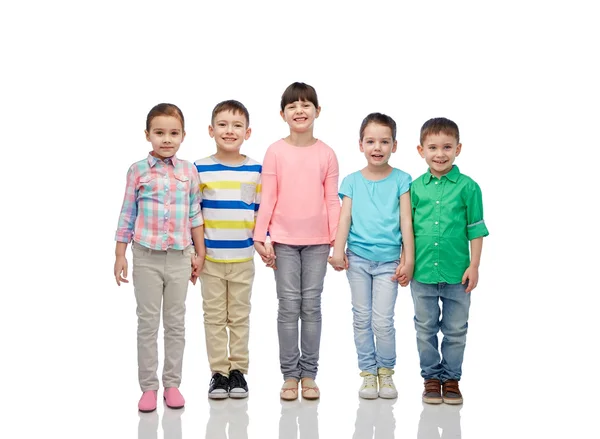 Niños sonrientes felices tomados de la mano — Foto de Stock