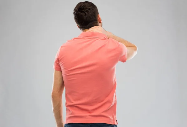Mann leidet unter Nackenschmerzen — Stockfoto