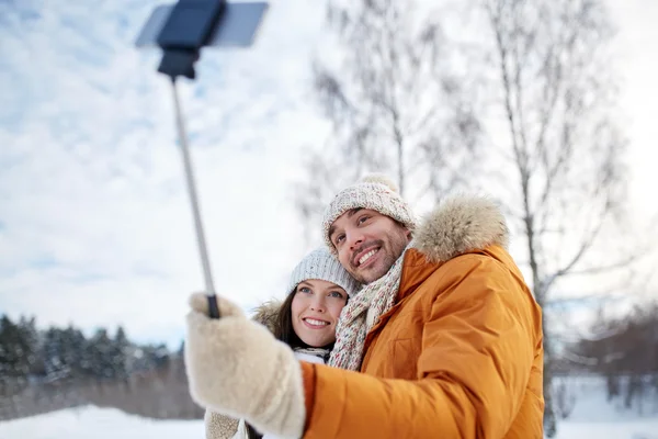 Szczęśliwa para biorąc selfie przez smartphone w zimie — Zdjęcie stockowe