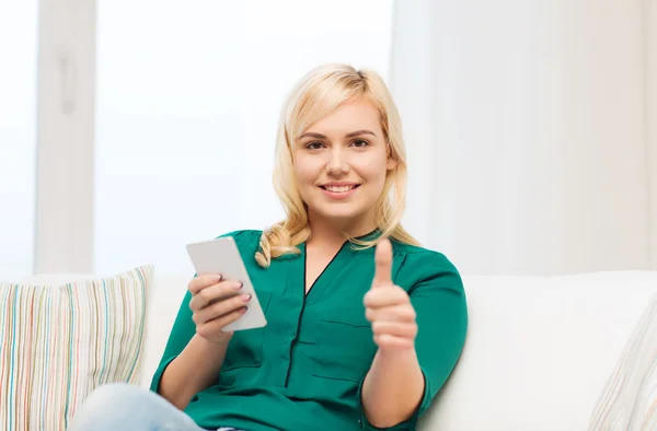 智能手机显示的女人在家里竖起大拇指 — 图库照片