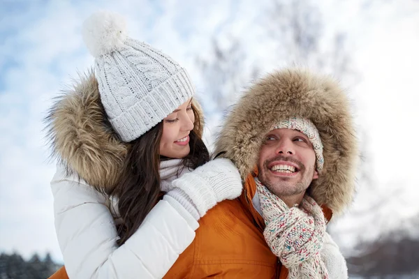 Casal feliz se divertindo sobre fundo de inverno — Fotografia de Stock