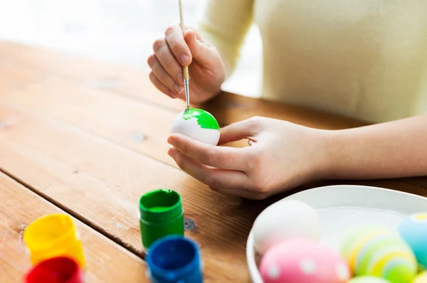 Primer plano de las manos de la mujer para colorear huevos de Pascua —  Fotos de Stock