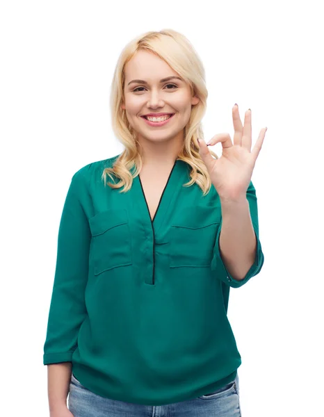 Sorrindo jovem mulher na camisa mostrando ok sinal de mão — Fotografia de Stock