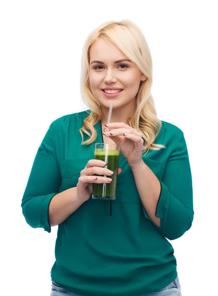 Улыбающаяся женщина пьет овощной сок или смузи — стоковое фото