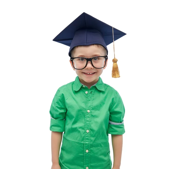 Niño feliz en sombrero de soltero o mortero — Foto de Stock