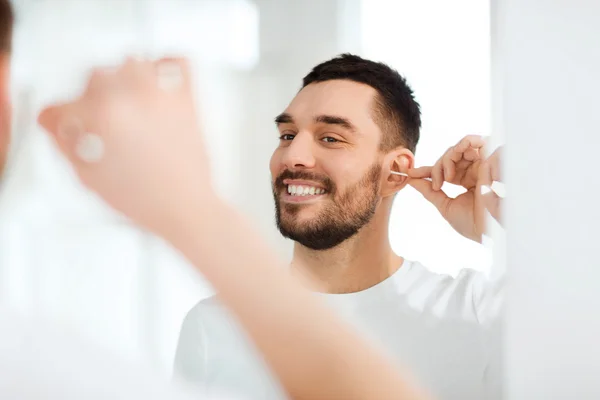 Mężczyzna do czyszczenia ucha z wacikiem w łazience — Zdjęcie stockowe
