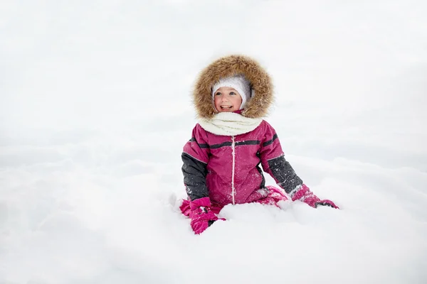행복 한 작은 아이 또는 여자 눈에 겨울 옷 — 스톡 사진