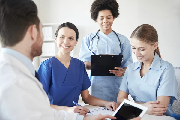 Groupe de médecins heureux réunion au bureau de l'hôpital — Photo