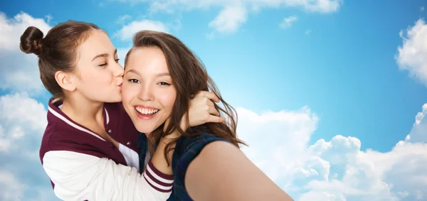 Meninas adolescentes felizes tomando selfie e beijando — Fotografia de Stock