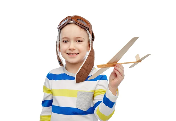 Niño feliz en sombrero de aviador con avión — Foto de Stock