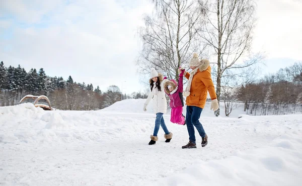 Lycklig familj i vinterkläder promenader utomhus — Stockfoto