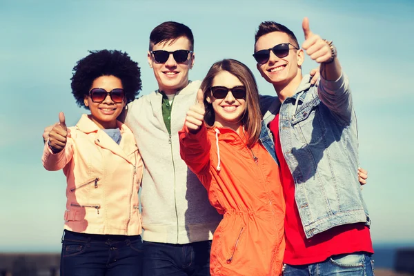 Happy dospívající přátelé v odstínech objímání venku — Stock fotografie