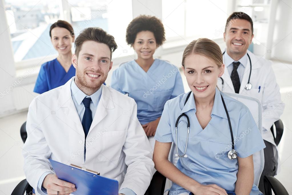 Grupo de médicos felices en seminario en el hospital â Fotos de Stock