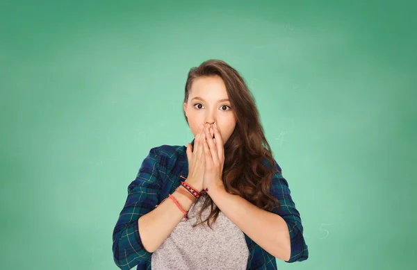 Bang tiener student meisje over groene boord — Stockfoto