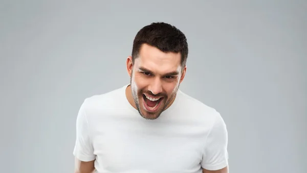 Hombre enojado sobre fondo gris — Foto de Stock