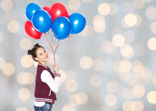 Gelukkig tienermeisje met helium ballonnen — Stockfoto