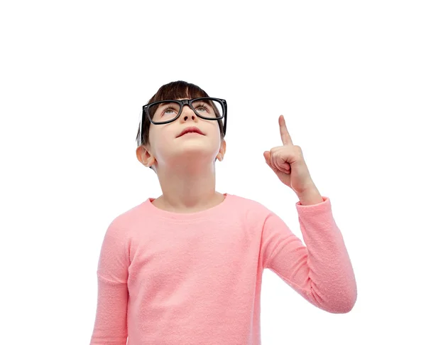 Niña feliz en gafas apuntando con el dedo hacia arriba —  Fotos de Stock