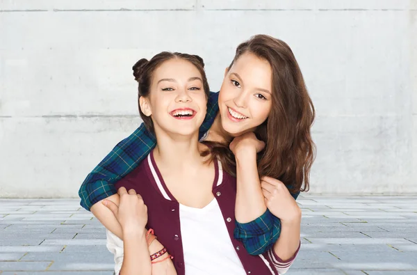 Feliz sorrindo muito adolescente meninas abraçando — Fotografia de Stock