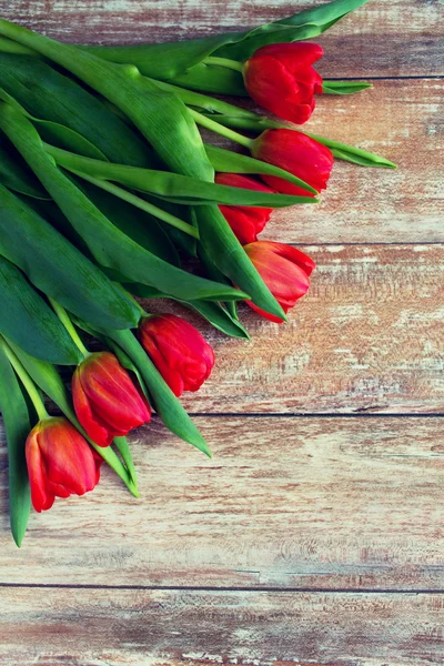 Primer plano de tulipanes rojos sobre fondo de madera — Foto de Stock