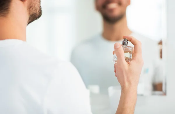 Gros plan de l'homme parfumant avec du parfum à la salle de bain — Photo