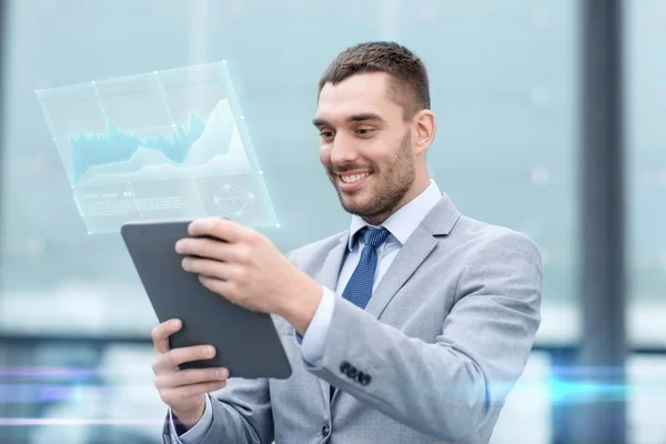 Homme d'affaires souriant avec tablette PC à l'extérieur — Photo