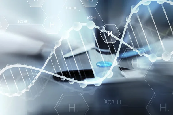 Primer plano de la mano del científico con la muestra de prueba en laboratorio — Foto de Stock