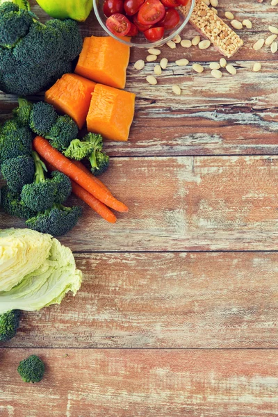 Gros plan de légumes mûrs sur une table en bois — Photo