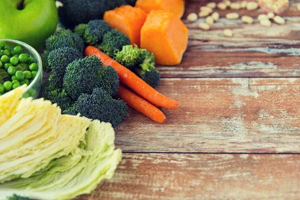 Primo piano di verdure mature su tavolo di legno — Foto Stock