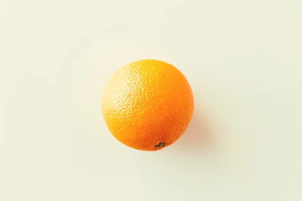 Arancio maturo su bianco — Foto Stock