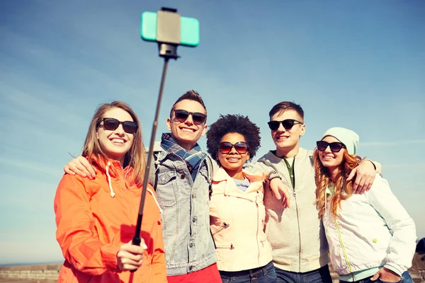 Amis souriants prendre selfie avec smartphone — Photo