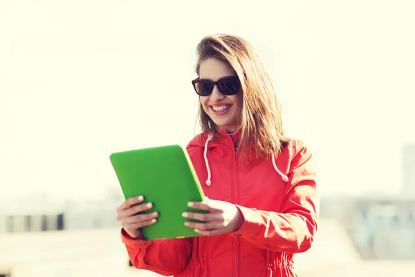 Glückliche junge Frau oder Teenager-Mädchen mit Tablet-PC — Stockfoto