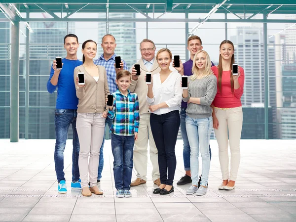 Grupp av leende människor med smartphones — Stockfoto