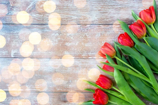 Detailní záběr červené tulipány na dřevěné pozadí — Stock fotografie