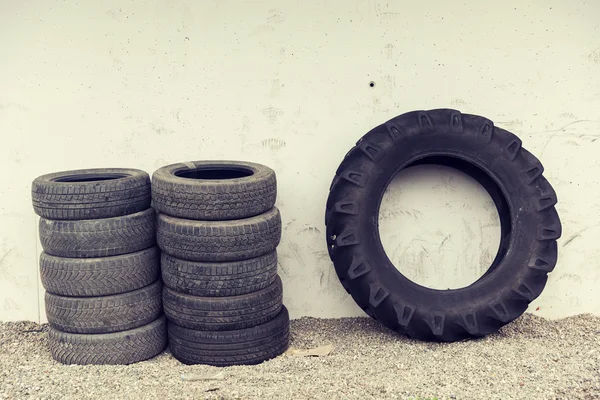 Close-up de pneus de roda armazenados perto da parede — Fotografia de Stock