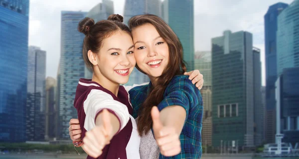 Gelukkig lachend tienermeisjes duimen opdagen — Stockfoto