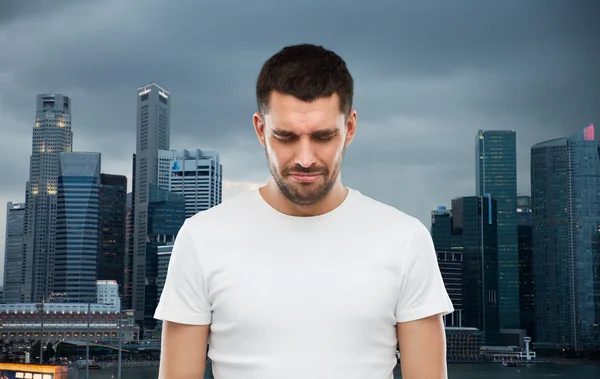 Infeliz hombre sobre noche singapore ciudad fondo — Foto de Stock