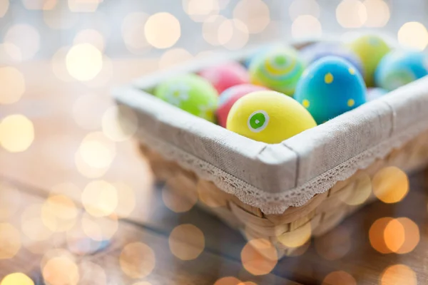 Primer plano de huevos de Pascua de colores en la cesta — Foto de Stock