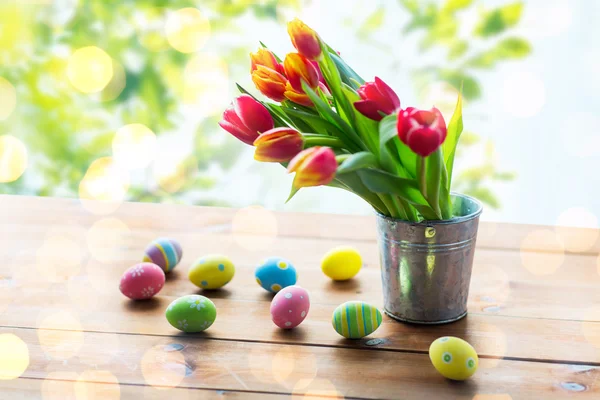 Uzavření velikonočních vajíček a květin v plechovce — Stock fotografie