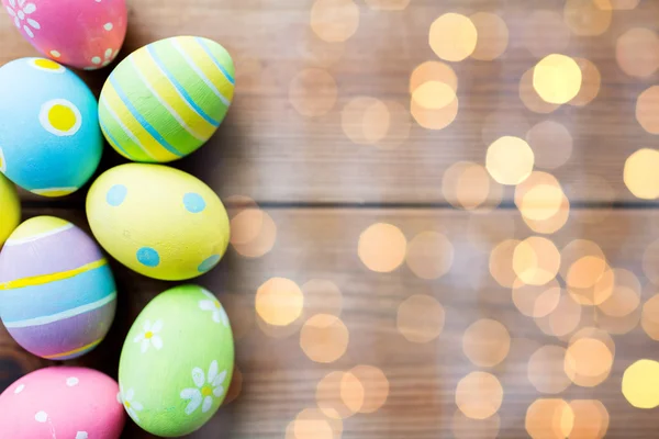 Primo piano di uova di Pasqua colorate su superficie di legno — Foto Stock