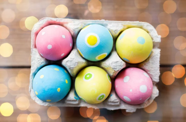 Primo piano di uova di Pasqua colorate in scatola di uova — Foto Stock