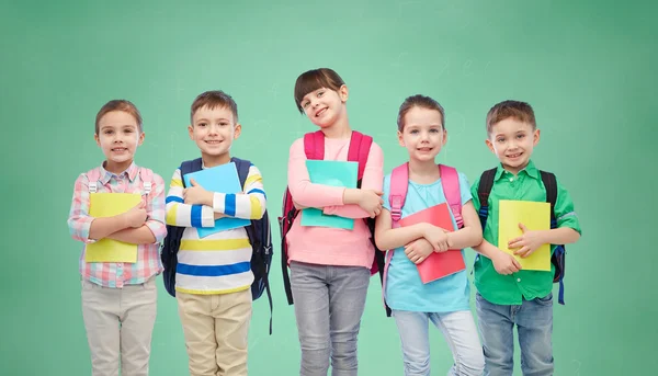 Glada barn med skolväskor och bärbara datorer — Stockfoto