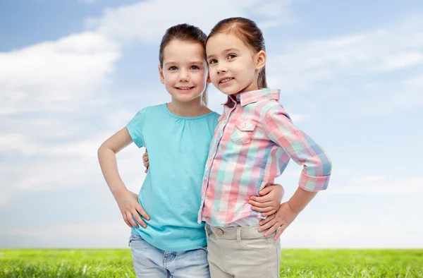 Feliz sorrindo meninas abraçando — Fotografia de Stock