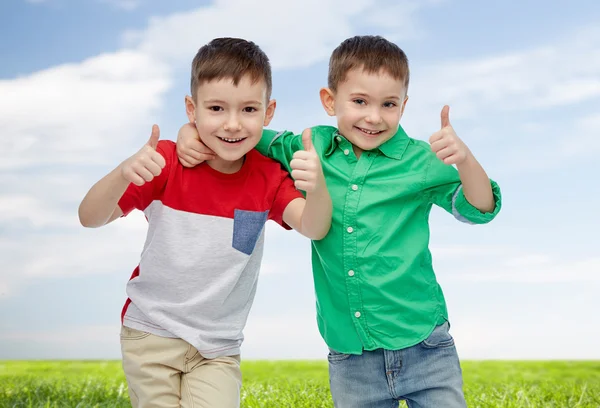 Heureux souriant petits garçons montrant pouces vers le haut — Photo