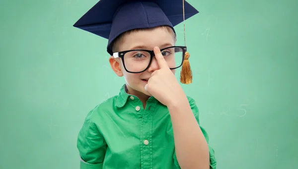 Gelukkige jongen in bachelor hoed en bril — Stockfoto
