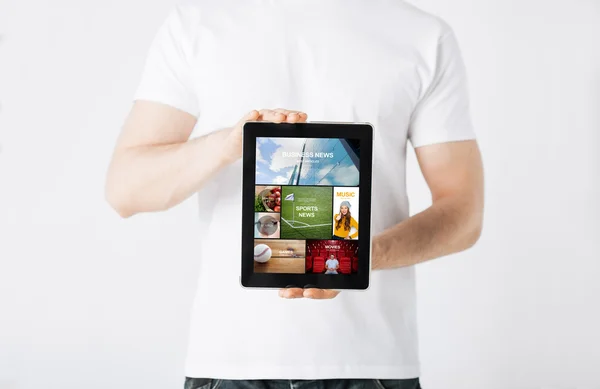 Gros plan de l'homme avec tablette pc et pages web — Photo