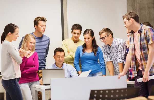 Grup, öğrenci ve öğretmen dizüstü bilgisayar ile — Stok fotoğraf